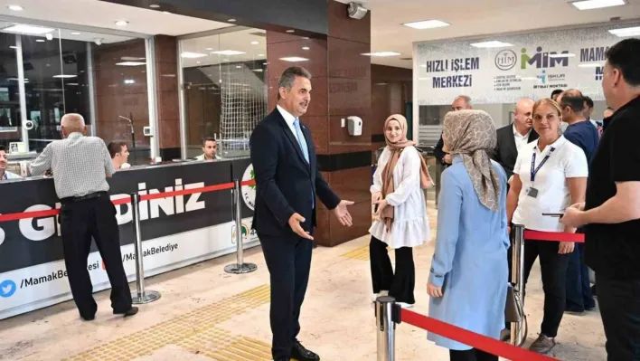 Mamak Belediye Başkanı Köse vatandaşları belediye binasının kapısında karşılıyor
