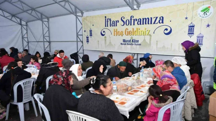 Mamak Belediye Başkanı Murat Köse, iftar çadırında yemek dağıttı