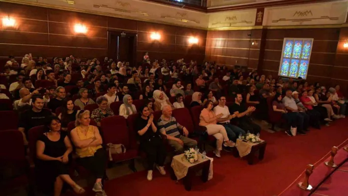 Mamak'ta 'Geçmiş Zaman Olur Ki' tiyatro oyunu sahnelendi