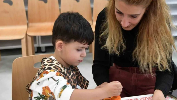 Mamak'ta çocuklar Baskı Atölyesi'nde çantaları süsledi