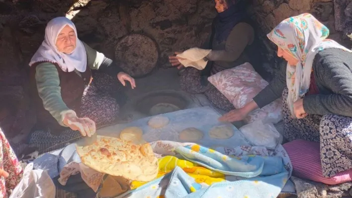 Manisalı kadınlar tandır ekmeği yapıp deprem bölgesine gönderdi