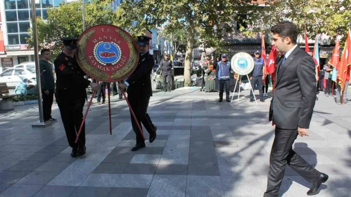 Manyas'ta Cumhuriyet Bayramı çelenk sunumu ile başladı