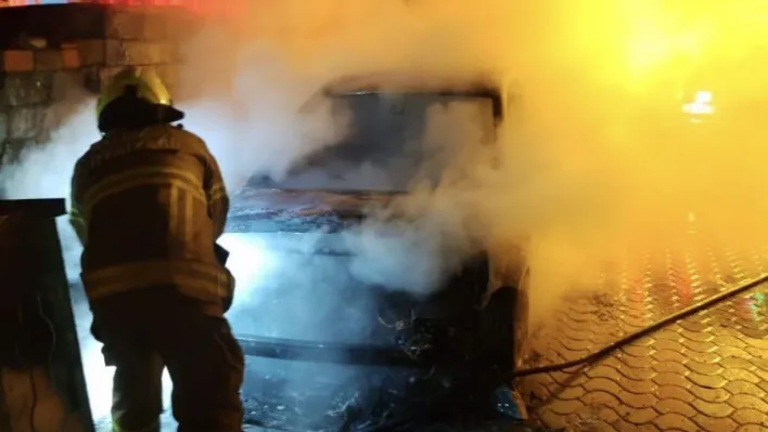 Manyas'ta park halindeki araç alev alev yandı