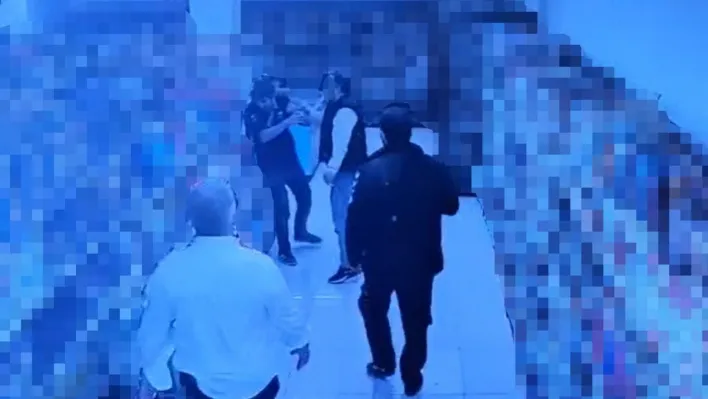 Markette 'şeker dökme' diye uyarınca darbedildi: O anlar kamerada