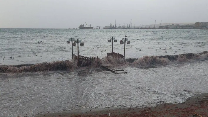 Marmara'da lodos şiddetini artırdı