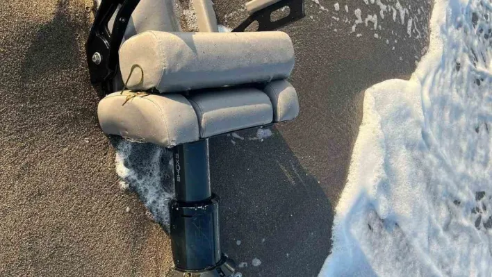 Marmara Denizi'nde parçalanmış şekilde bulunan yatın koltuğu Çanakkale'de karaya vurdu