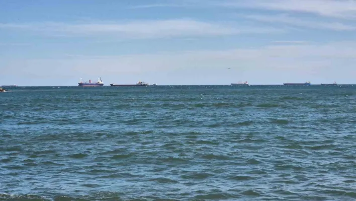 Marmara Denizi'nde şiddetli poyraz: Deniz ulaşımı aksadı