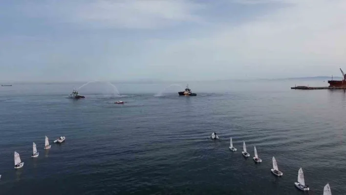 Marmara Denizi'nde yelken ve römorkör şov