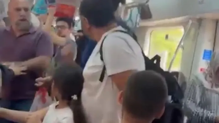 Marmaray'da çocuklarının yanında babaya yumruk