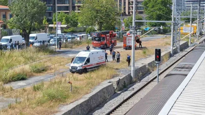 Marmaray İstasyonu'nda dengesini kaybeden genç raylara düştü