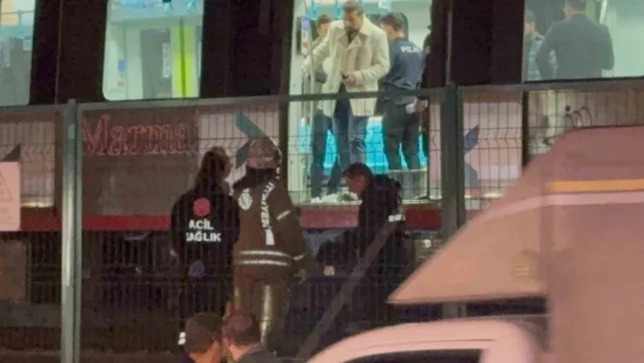 Marmaray Küçükçekmece durağından raylara atlayan şahıs öldü