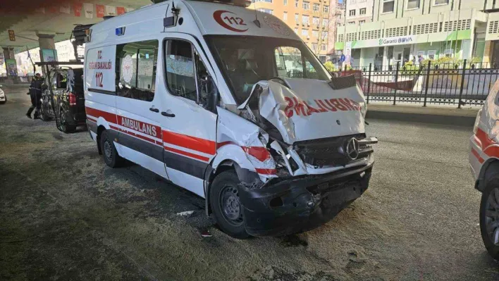 Mecidiyeköy'de hatalı dönüş yapan minibüsle hastaya yetişmeye çalışan ambulans çarpıştı