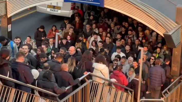 Mecidiyeköy metrobüs durağında insan seli