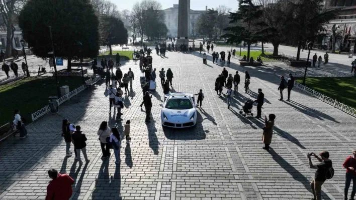 Mega kentin tarihi noktalarında görev yapan lüks polis araçları havadan görüntülendi