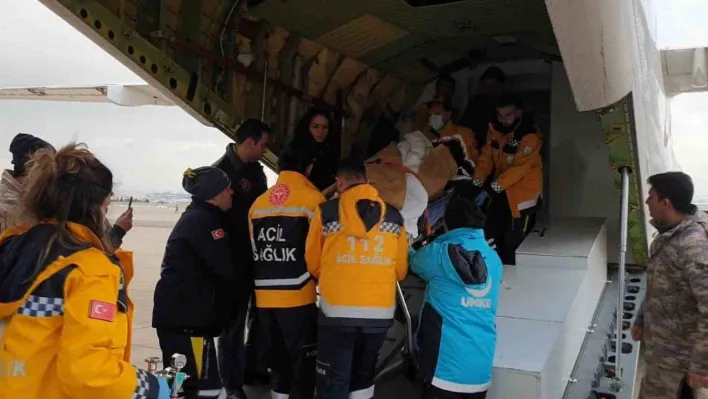 Mehmetçik Adıyaman'da kurtarılan depremzedeleri Ankara'ya ulaştırdı