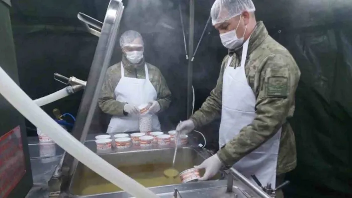 Mehmetçik, Malatya'da sıcak yemek dağıtımına devam ediyor