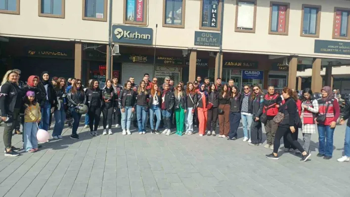 Meme kanserine dikkat çekmek için motosiklet turu attılar