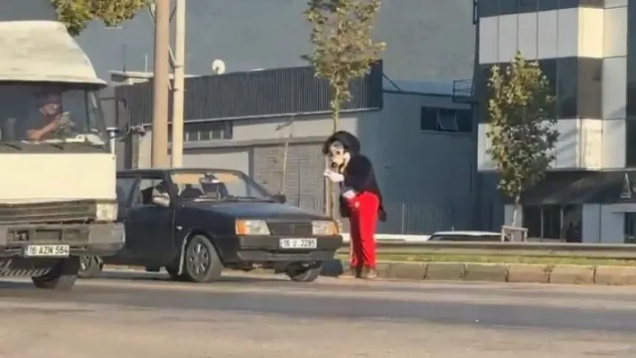 Mendil satıcısı 'Miki Fare' büyük ilgi gördü