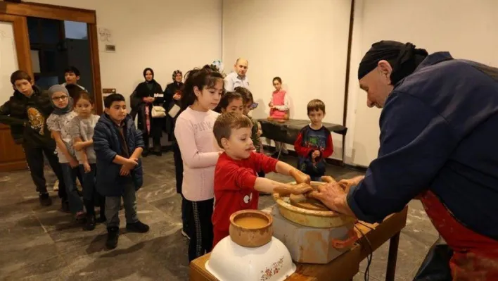 Mesleğinin 68'inci yılında çocuklara çömlekçiliği tanıttı