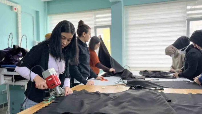 Meslek lisesi öğrencileri depremzedeler için kışlık ürün üretiyor