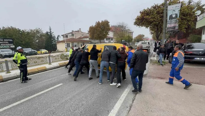 Metrelerce sürüklendi, emniyet kemeriyle hayatta tutundu