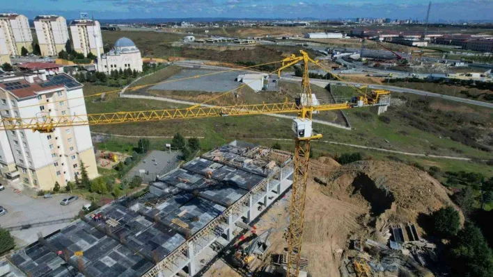 Metrelerce yükseğe tırmanarak operatörlük yapan kadın, vinci ustalıkla kullanıyor