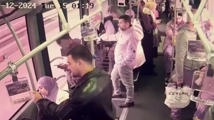 Metrobüs kapısı camının kırılarak yolcunun düştüğü anlar kamerada