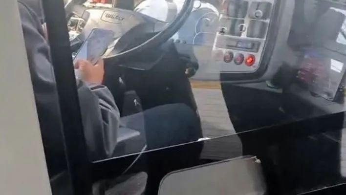 Metrobüs şoföründen 'pes' dedirten duyarsızlık : Seyir halinde sohbet edip cep telefonu ile ilgilendi