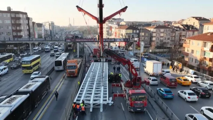 Metrobüs yolundaki köprü ayağı çalışması E5 kara yolunu kilitledi