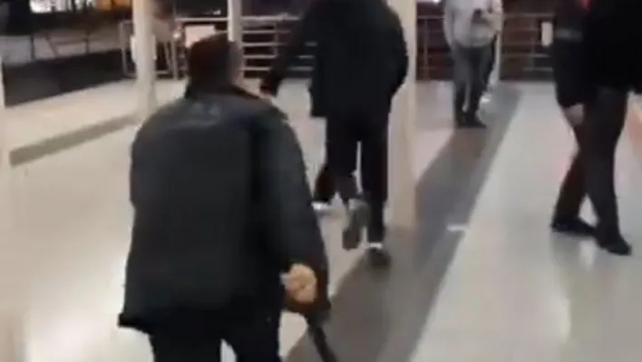 Metroda çıkan kavgada yumruklar havada uçuştu, kavgayı izleyen vatandaşlardan bazıları maç seyreder gibi o anları kayda aldı