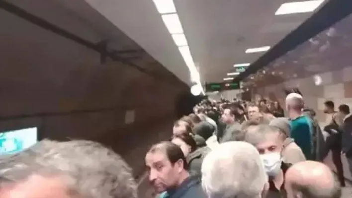 Metroda meydana gelen arıza yolcuları isyan ettirdi