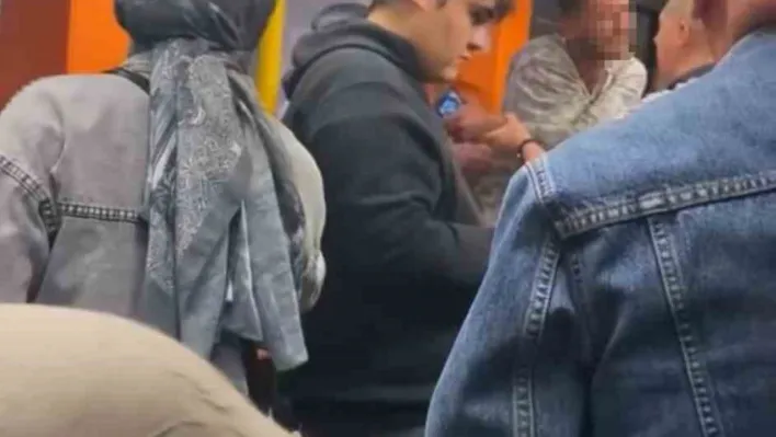 Metroda yaka paça kavga çıktı, güvenlik araya zor girdi