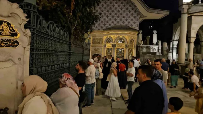 Mevlid Kandili'nde vatandaşlar Eyüpsultan Camii'ne akın etti