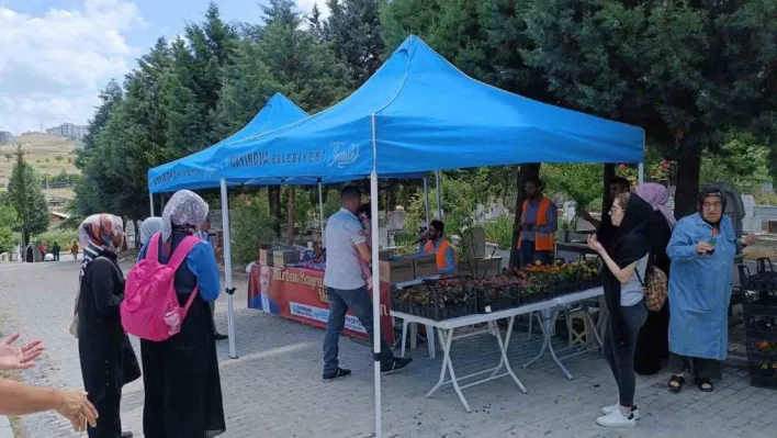 Mezarlık ziyareti yapan vatandaşlara çiçek dağıtıldı