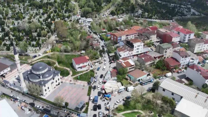 Mezarlık ziyaretine giden vatandaşlar trafikte yoğunluk oluşturdu