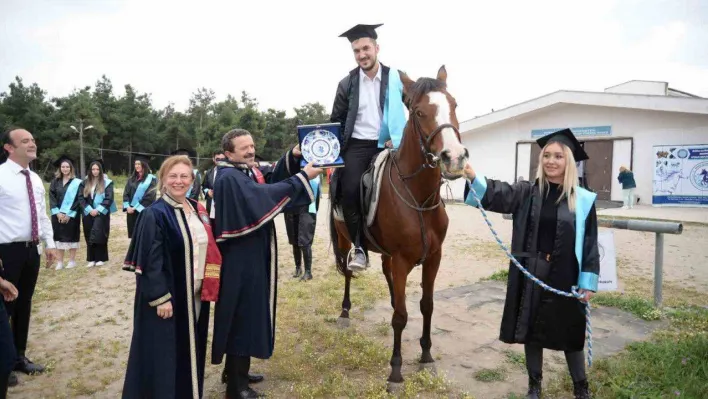 Mezuniyet belgelerini at üzerinde aldılar