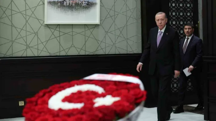 MHP Lideri Bahçeli'den Kabine'ye Türk bayraklı çiçek