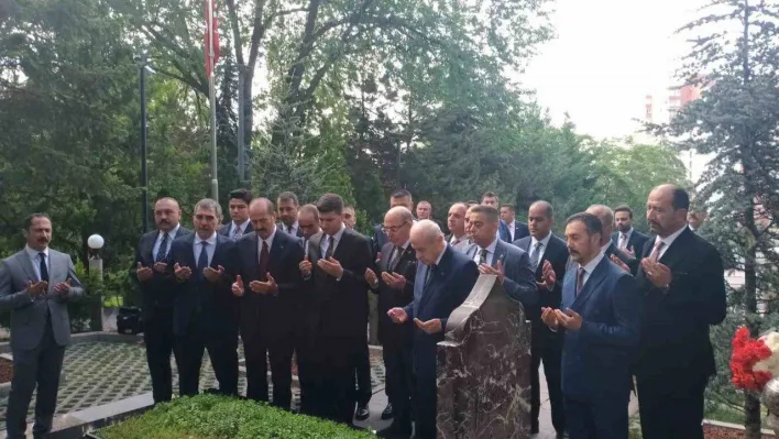 MHP lideri Bahçeli, Türkeş'in kabrini ziyaret etti