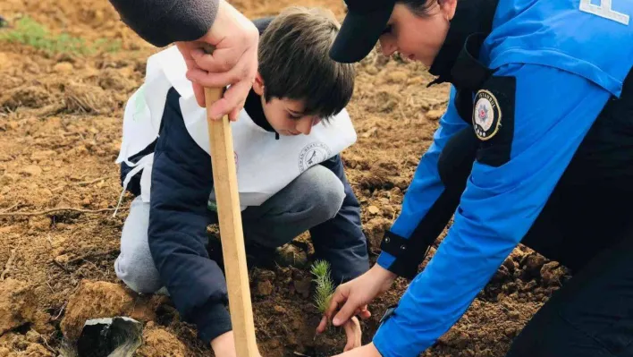 Milli Ağaçlandırma Günü'nde öğrenciler fidanları toprakla buluşturdu