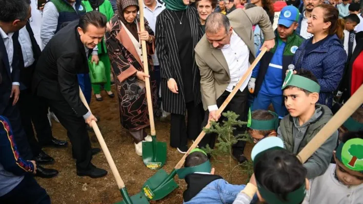 Milli Ağaçlandırma Günü'nde Tuzla'da 3 bin 300 fidan toprakla buluşturuldu