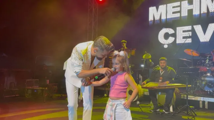 Milyonluk ücreti elinin tersiyle itti: Mehmet Çevik Gemlik'te memleketi için ücretsiz sahne aldı