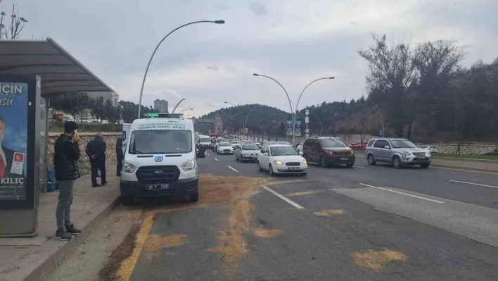 Minibüs belediye otobüse çarptı: 1 ölü, 1 yaralı