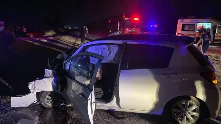 Minibüs ile otomobil kafa kafaya çarpıştı 9 yaralı