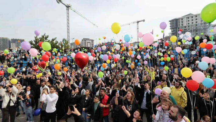 Minik Efe'nin lösemi zaferini gökyüzüne binlerce balon bırakarak kutladılar