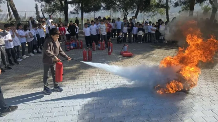 Minik itfaiyeciler yangın güvenliğini öğrendi
