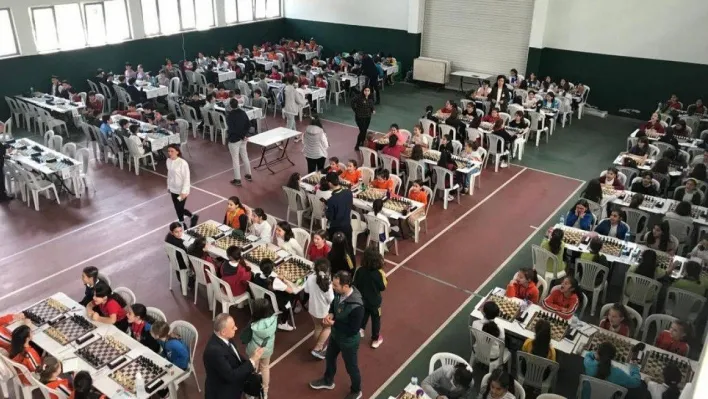 Minik satranç tutkunları kupalarına kavuştu