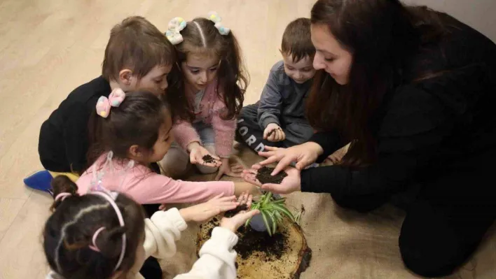 Minikler hem eğleniyor hem öğreniyor