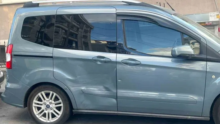 Motorla ön kaldıran gençler, park halindeki arabaya girdi