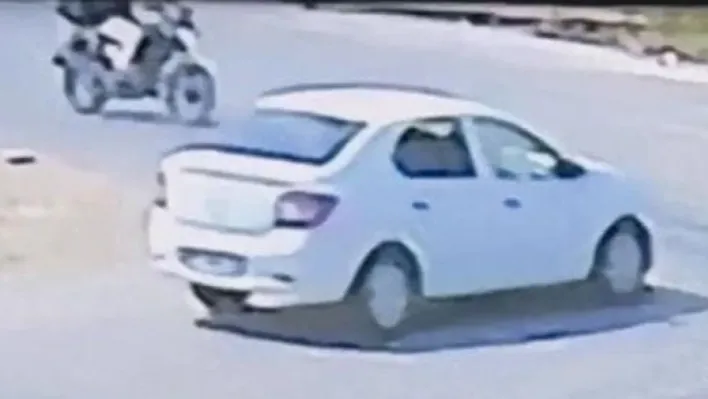 Motosiklet ile otomobilin çarpıştığı kaza kamerada