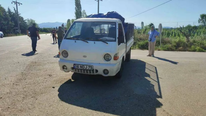 Motosiklet kamyonete çarptı, genç sürücü ağır yaralandı